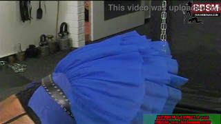 Deutsche domina und ein crossdresser sklave bei bdsm session
